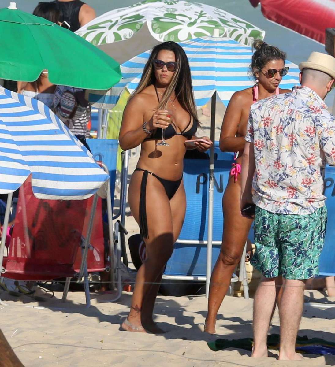 Viviane Araújo curte dia de praia com amigos