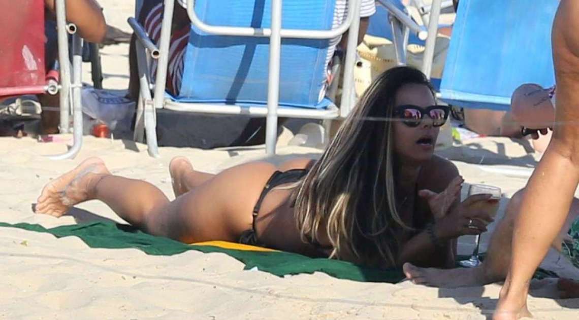 Viviane Ara�jo curte dia de praia com amigos