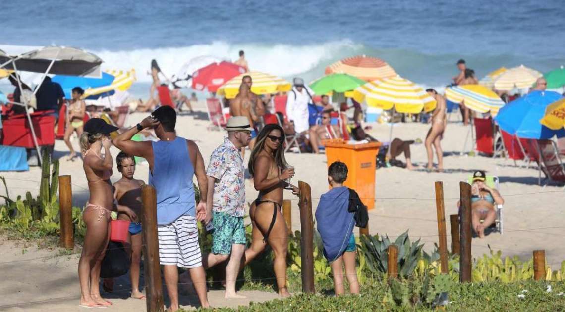 Viviane Ara�jo curte dia de praia com amigos