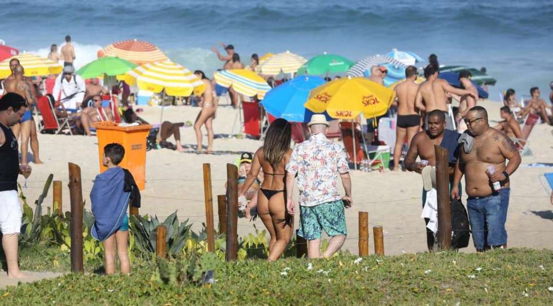 Viviane Ara�jo curte dia de praia com amigos