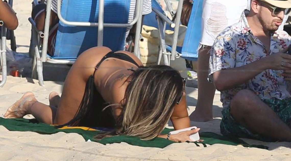 Viviane Ara�jo curte dia de praia com amigos