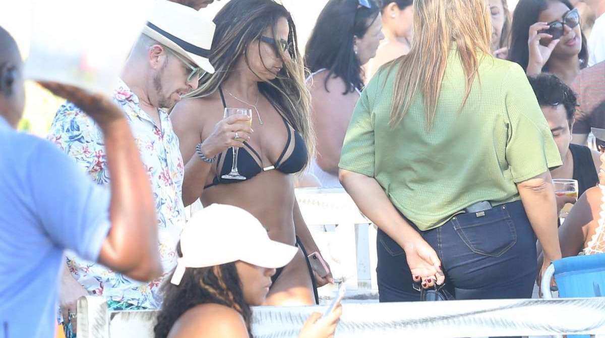 Viviane Araújo curte dia de praia com amigos