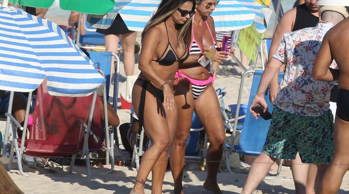 Viviane Araújo curte dia de praia com amigos