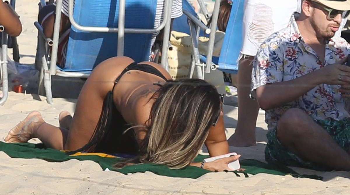 Viviane Araújo curte dia de praia com amigos