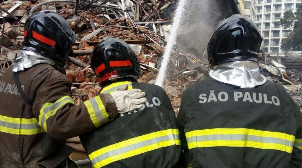 Bombeiros trabalham no resfriamento dos escombros - Divulgação/ Bombeiros