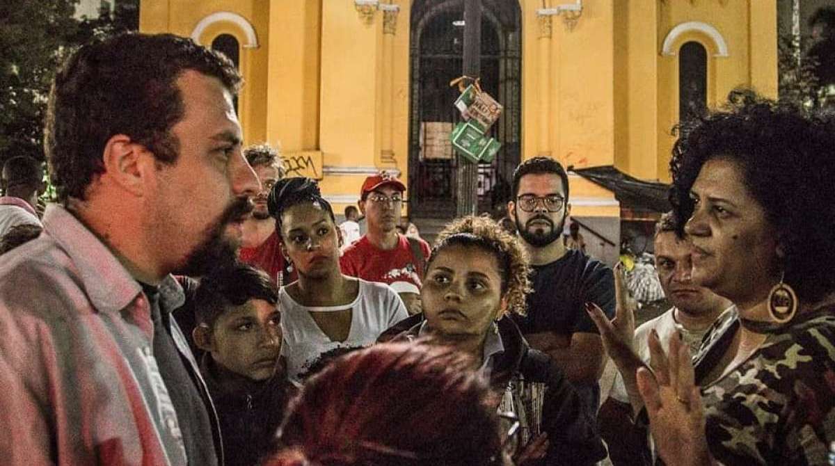 Guilherme Boulos foi ao Largo do Paissandu, na região central de São Paulo, prestar solidariedade às famílias desabrigadas com o incêndio e desabamento de prédio - Reprodução/Facebook