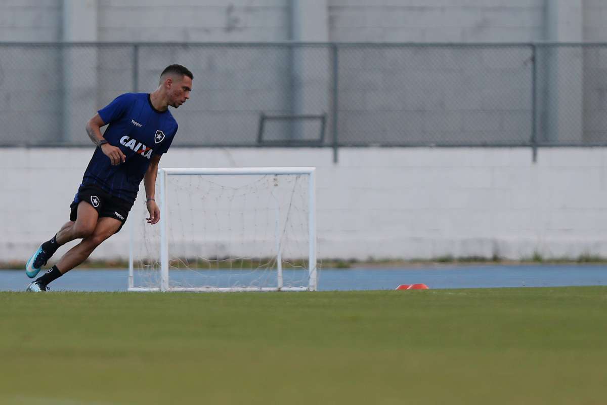 Luiz Fernando aprimora a forma física em treino no Nilton Santos - VÍTOR SILVA / SS PRESS / BOTAFOGO