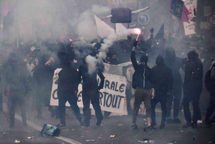 Um grupo de 1,2 mil black blocs se posicionou à frente da manifestação com faixas anarquistas