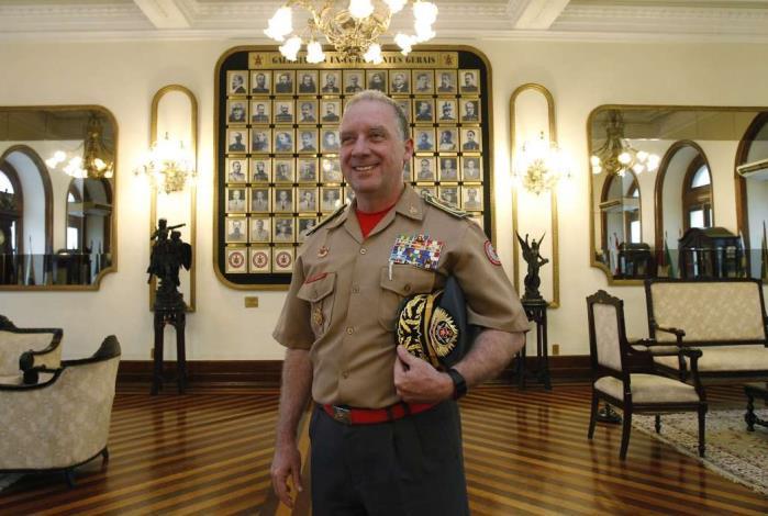 O comandante-geral do Corpo de Bombeiros, Roberto Robadey, posa no Quartel-Central da corporação