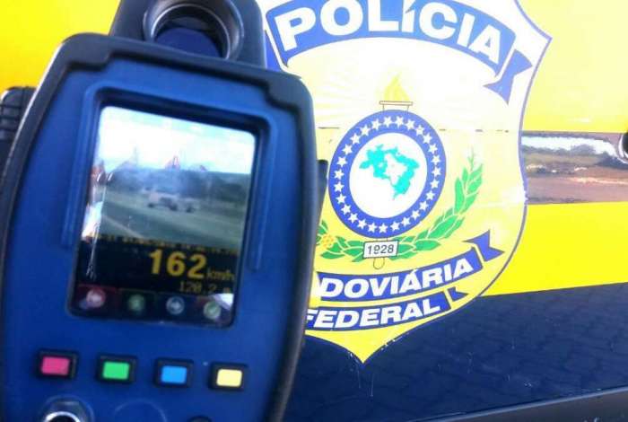 Motoristas foram flagrados em alta velocidade na Via Dutra