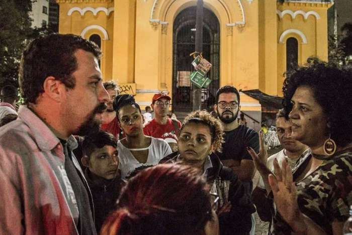 Guilherme Boulos foi ao Largo do Paissandu, na regi�o central de S�o Paulo, prestar solidariedade �s fam�lias desabrigadas com o inc�ndio e desabamento de pr�dio