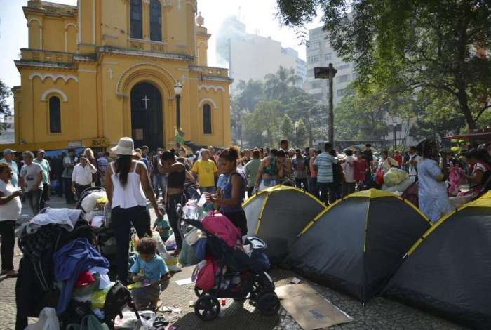 Desabrigados do pr�dio que desabou ap�s inc�ndio acampam em frente a Igreja Nossa Senhora do Ros�rio dos Homens Pretos, no Largo do Paissandu, em S�o Paulo