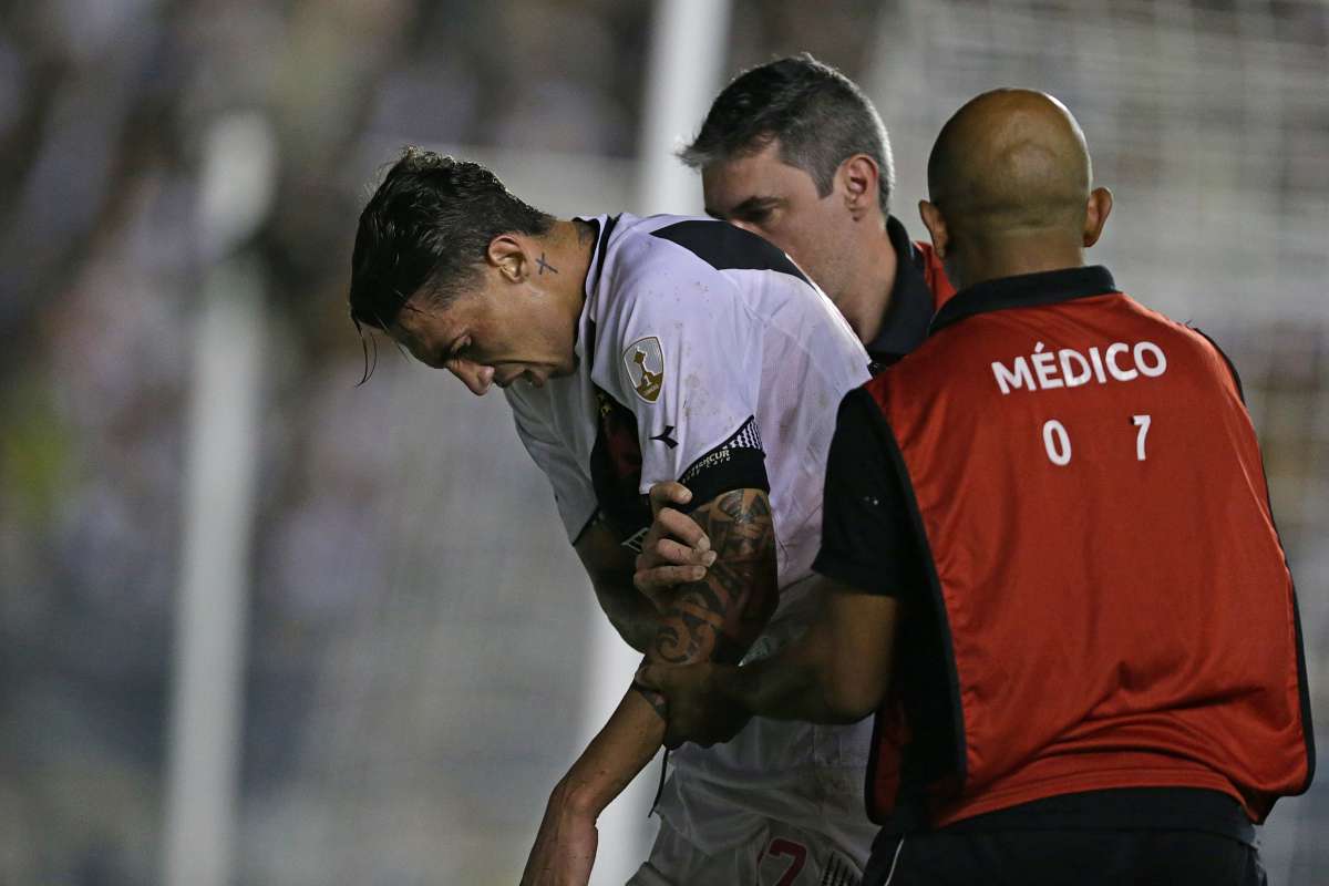 Rildo se lesionou na partida diante do Cruzeiro, em São Januário - Daniel Castelo Branco