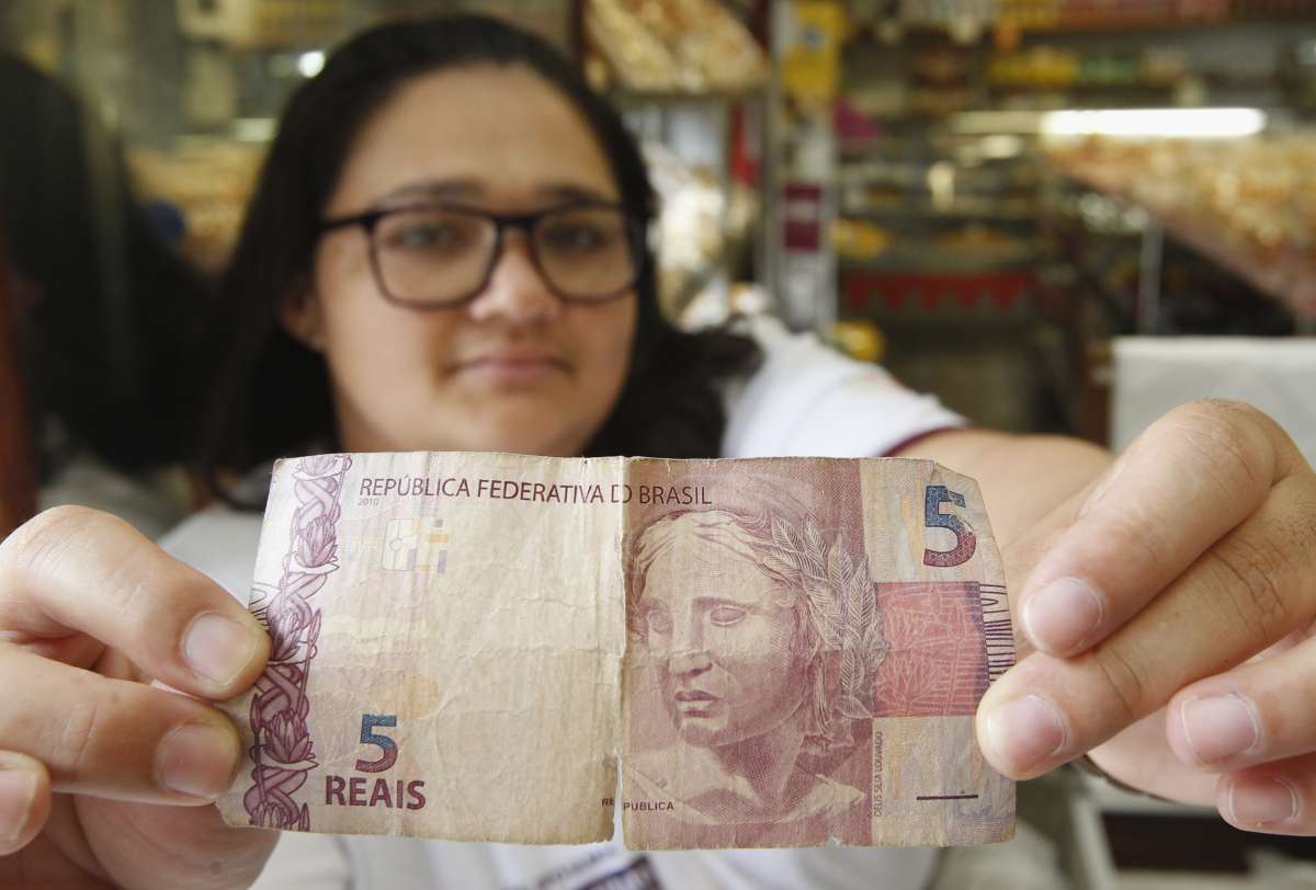 A caixa de padaria Cristiane do Nascimento disse que não pode deixar de receber notas rasgadas. Segundo ela, o gerente leva para trocar - Alexandre Brum / Agência O Dia