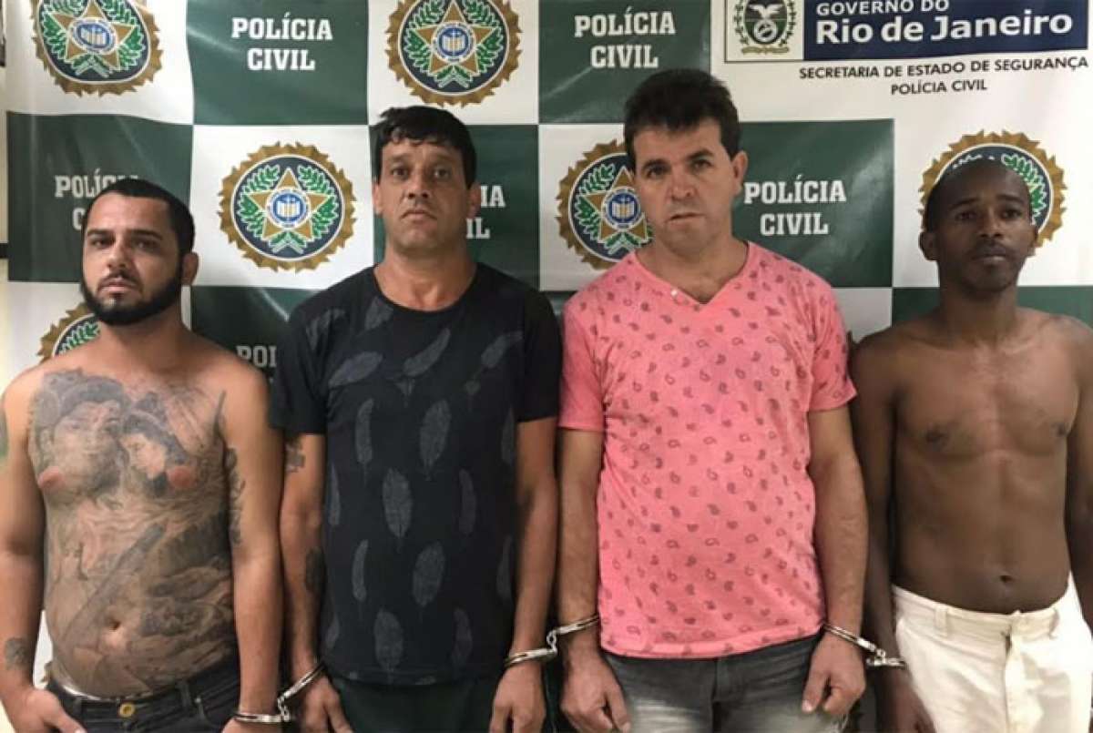 Os quatro presos ontem, em ação da 151ª DP, com o apoio da PM
- Divulgação
