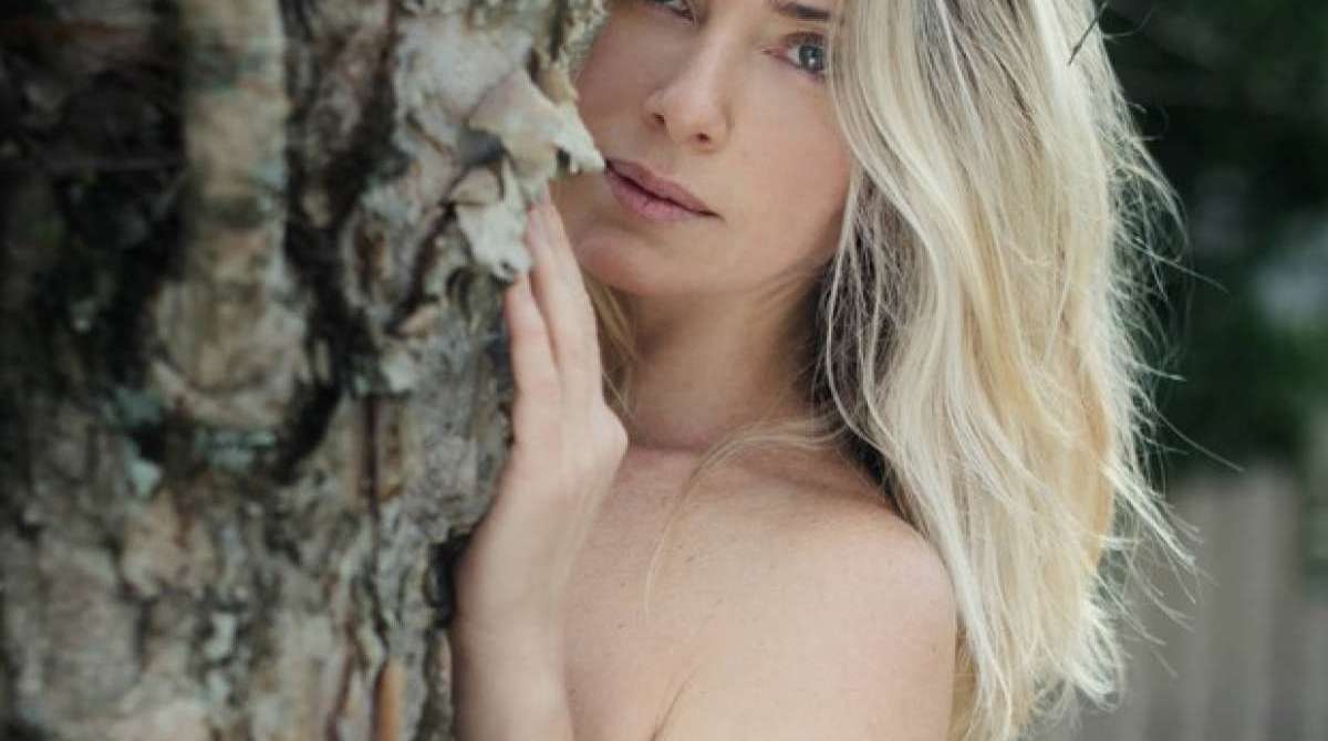 Letícia Spiller posa para ensaio nu