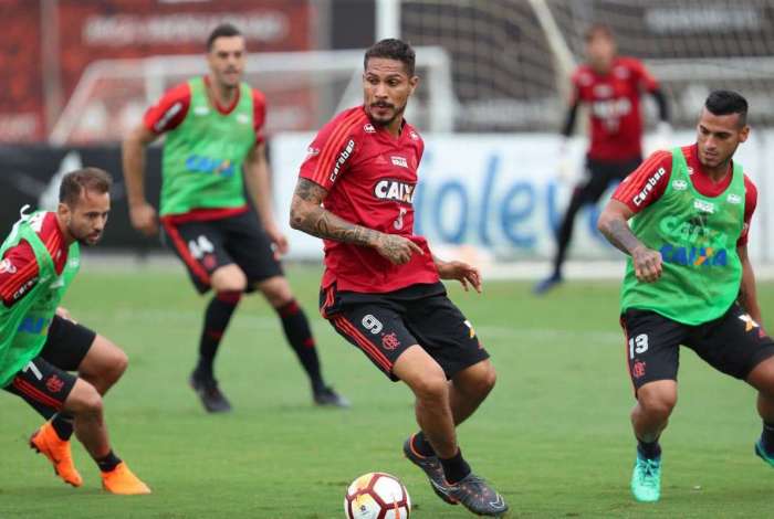 Paolo Guerrero, centroavante do Flamengo, durante treino no Ninho do Urubu