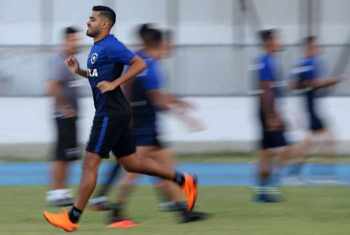 O atacante Brenner � a esperan�a de gols do Glorioso domingo