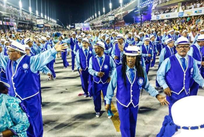 Integrantes da Ala de Compositores da Portela durante o desfile de 2018