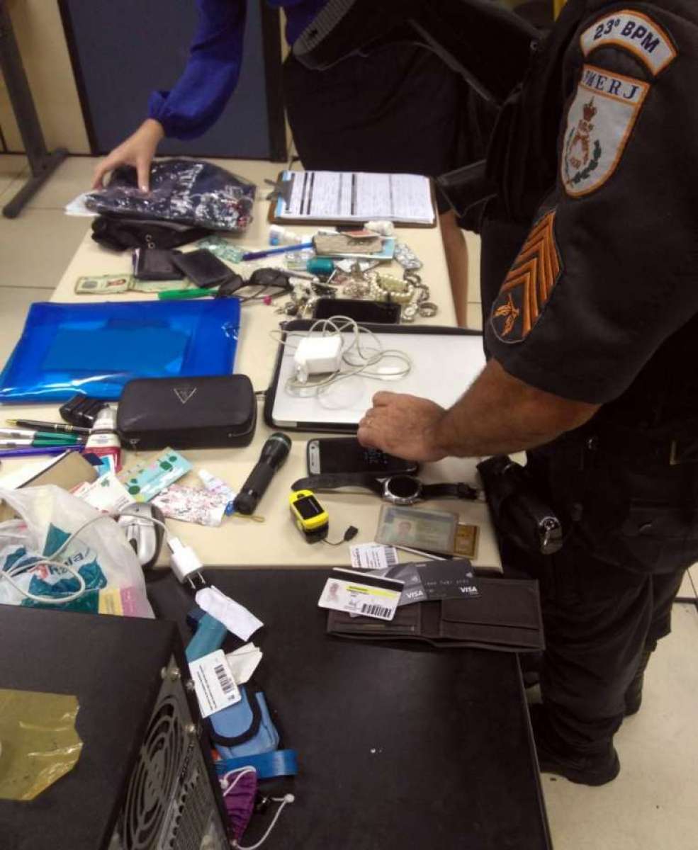 Pertences encontrados com bandido - Divulgação / Polícia Militar