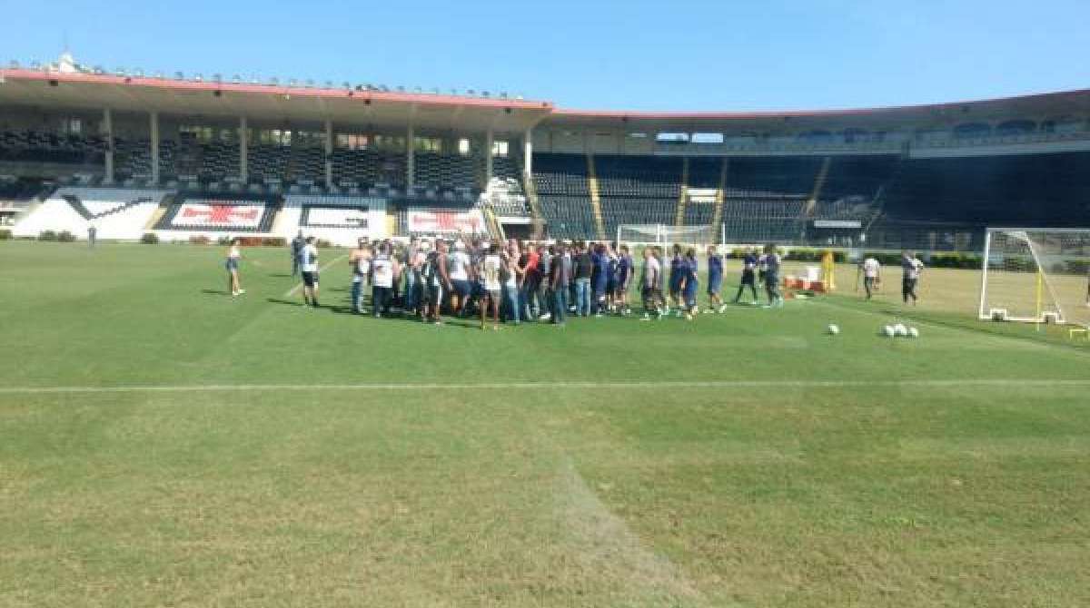 Torcedores do Vasco invadiram o treino para cobrar jogadores após eliminação  - Reprodução Twitter