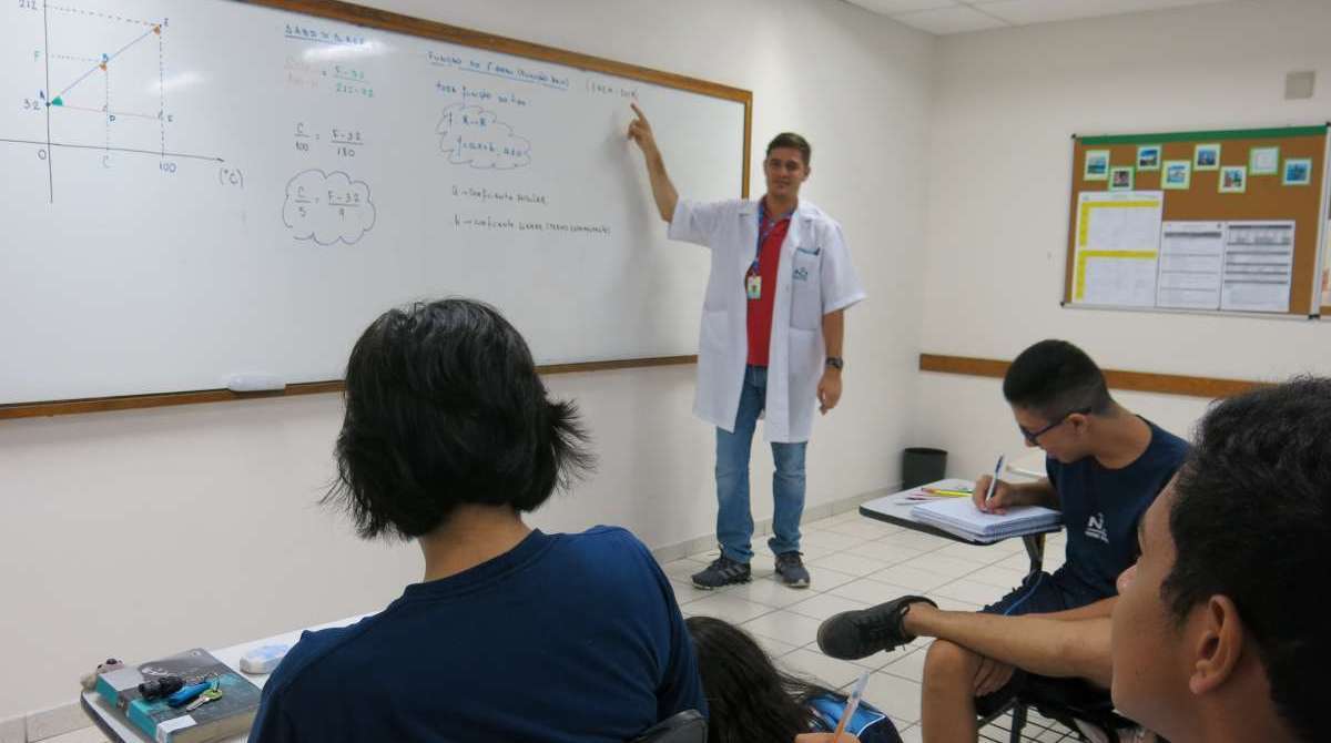 Fotos de divulgação dos professores André Ferreira (de branco) e Jorge Neto (de terno preto - GPI) e sala de aula - Divulgação