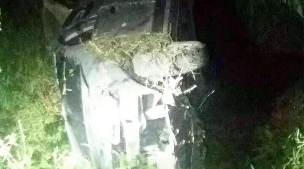 Carro capota após perseguição policial