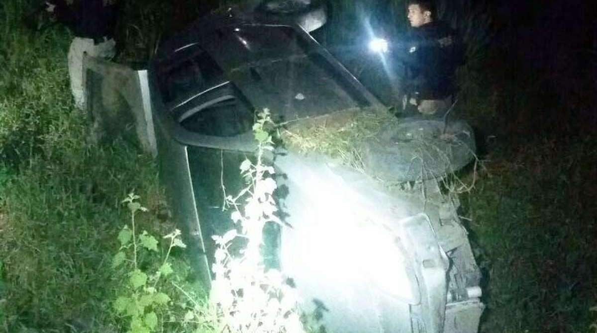 Carro capota após perseguição policial - Divulgação / Polícia Rodoviária Federal