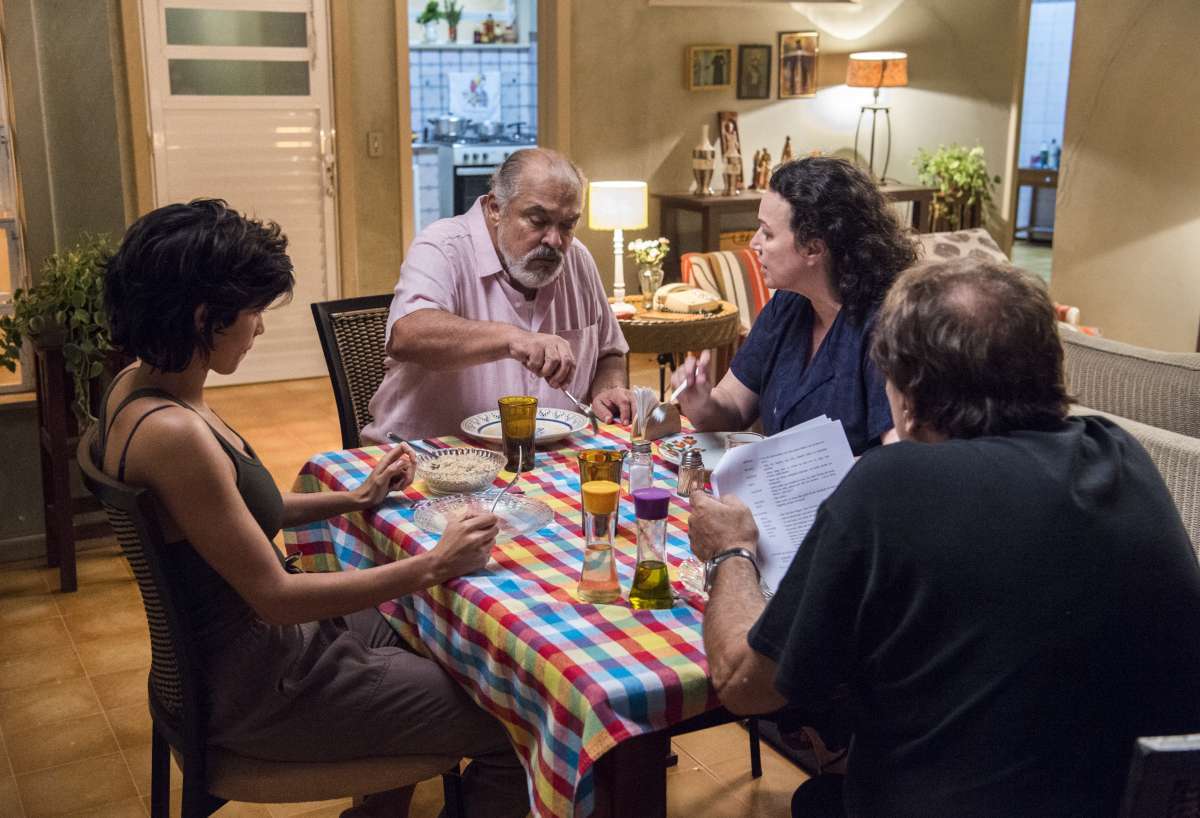O diretor artístico Dennis Carvalho ensaia cena com os atores Nanda Costa (Maura), Roberto Bonfim (Agenor) e Kelzy Ecard (Nice)