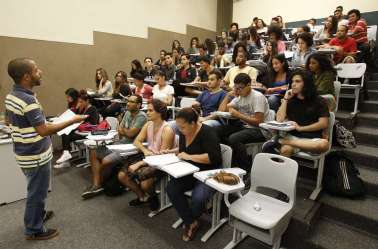 Reajustes das mensalidades deixam estudantes sem opção