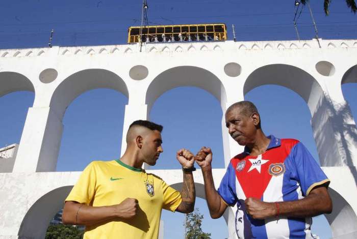 Igor Peres (à esquerda) não vê problema em usar a blusa da seleção na Copa do Mundo. Já Marco André (à direita) diz que não 'vale a pena esse nacionalismo falso'