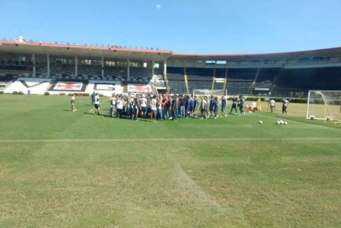 Torcedores do Vasco invadiram o treino para cobrar jogadores ap�s elimina��o 