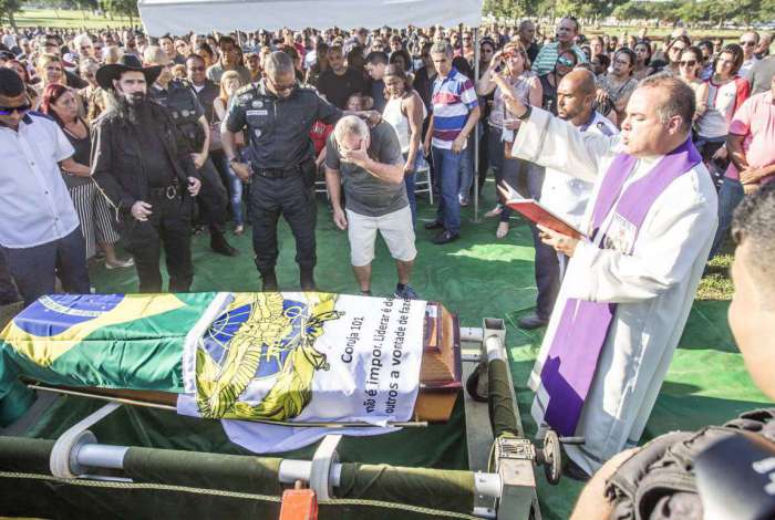 O capit�o Stefan Cruz Contreira foi sepultado ontem no cemit�rio Jardim da Saudade, em Sulacap