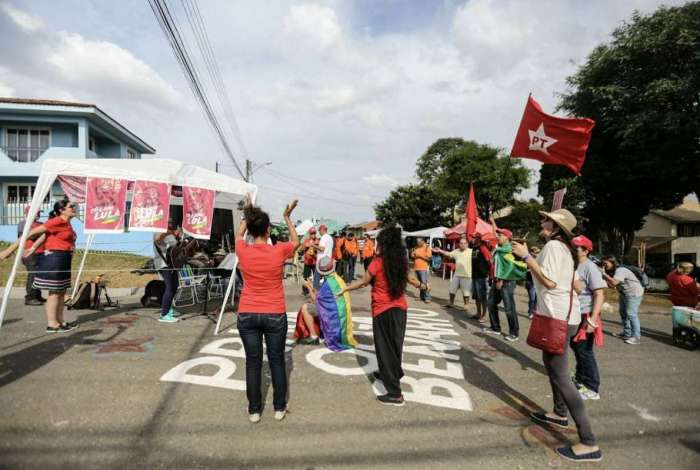 Manifestantes na 'vigília Lula livre'