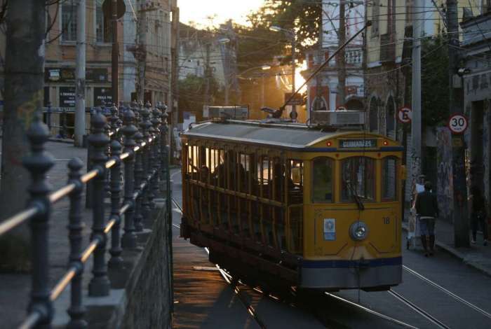 Na bifurca��o do Largo dos Guimar�es, o bonde n�o segue mais em dire��o ao Largo das Neves