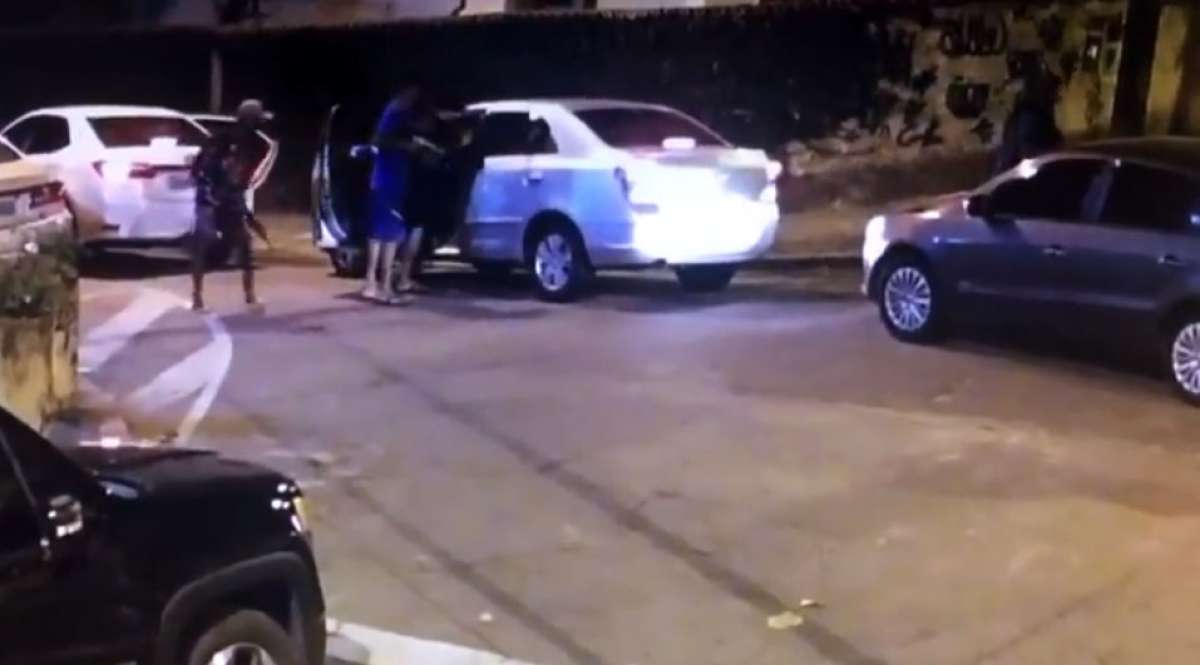 Bandidos revistam homem em carro - Reprodu&ccedil;&atilde;o / Internet