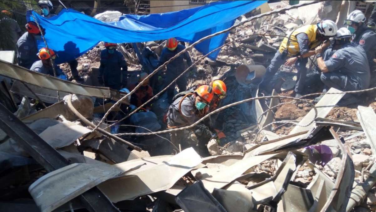 Equipes investiram no local indicado por uma cadela e, de forma manual, realizaram a retirada dos escombros e encontraram a primeira vítima fatal - Divulgação/ Bombeiros