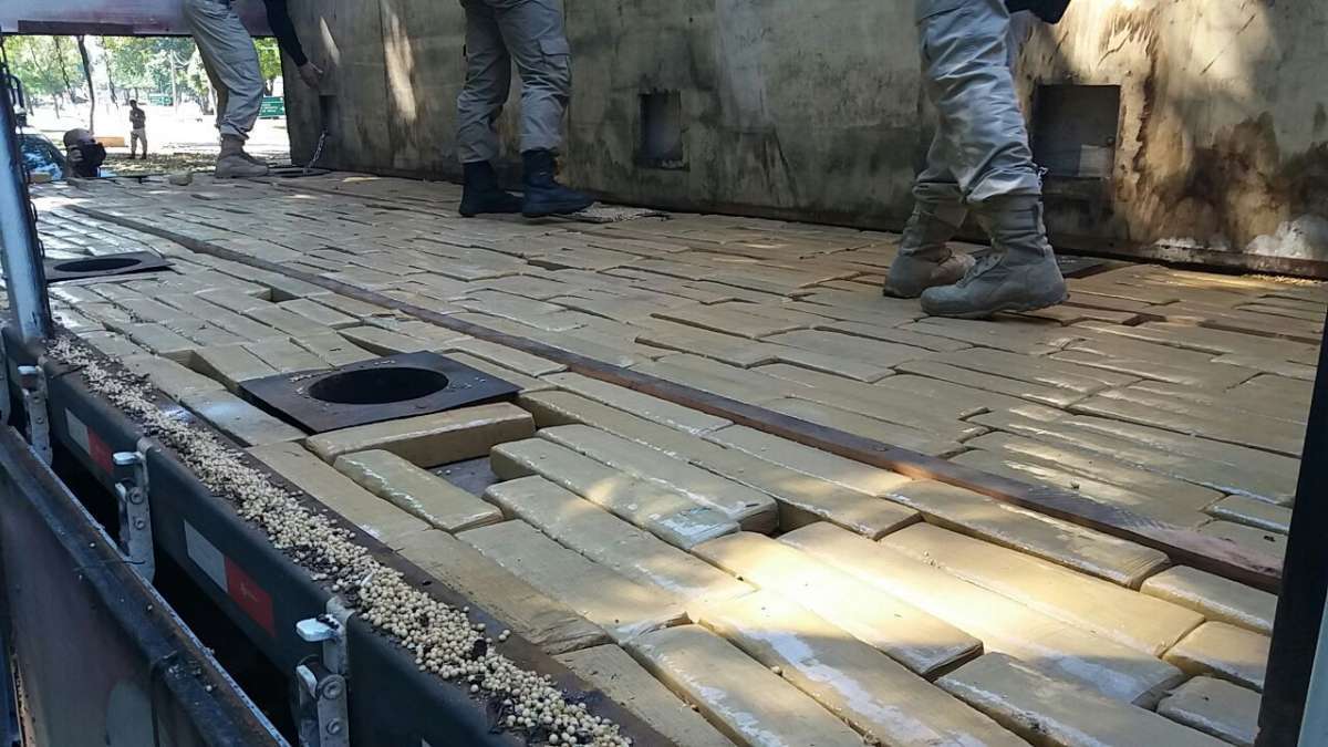 Em tabletes, a maconha foi achada no assoalho do veículo, que não transportava nenhuma outra carga - Divulgação