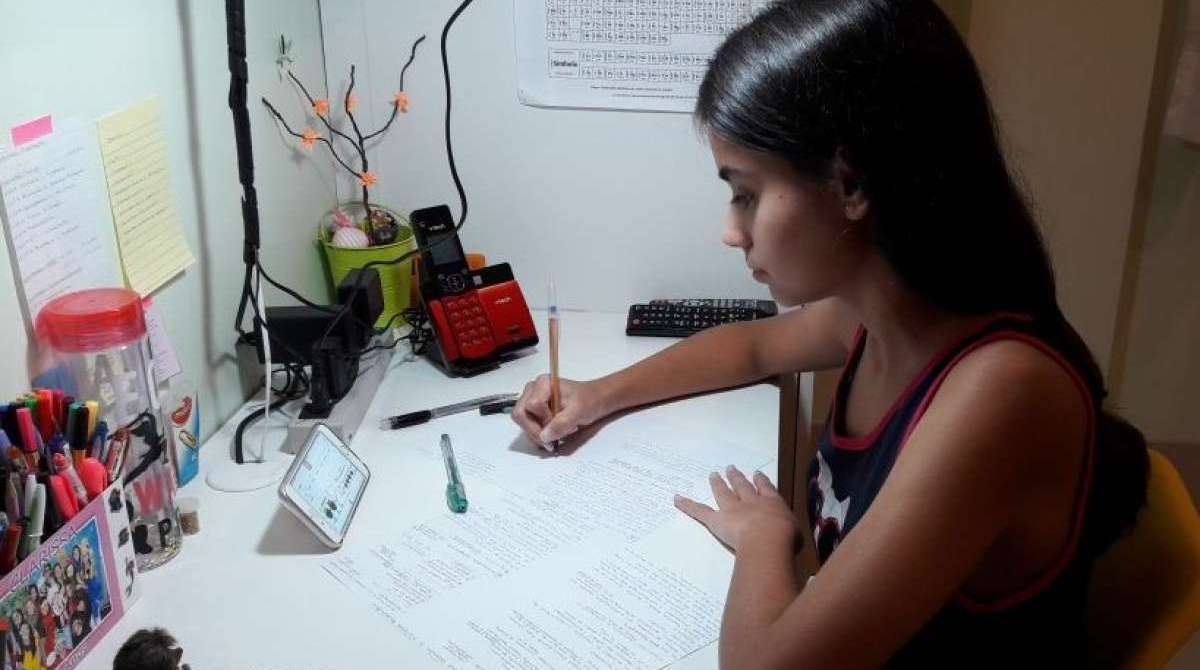 A estudante Letícia Carvalho aconselha a divisão do tempo, entre estudos, sono e entretenimento