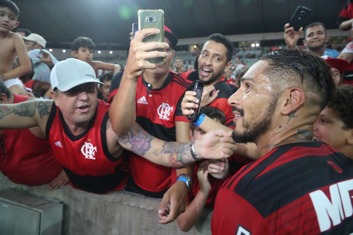Depois de meses fora dos gramados, Guerrero é festejado pela galera  - Paquetá festeja após marcar o primeiro gol no Maracanã