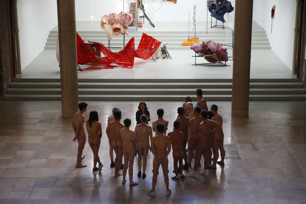 Naturistas participam de visita à exposição 'Discórdia, filha da Noite' no museu Palais de Tokyo, em Paris - AFP photo / Geoffroy Van Der Hasselt