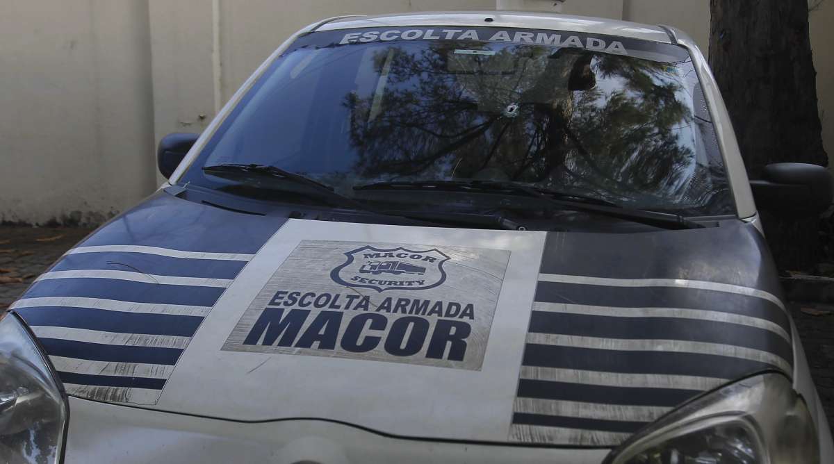 Uma marca de tiro no vidro dianteiro do carro da escolta. Seguranças não reagiram ao assalto - Severino Silva