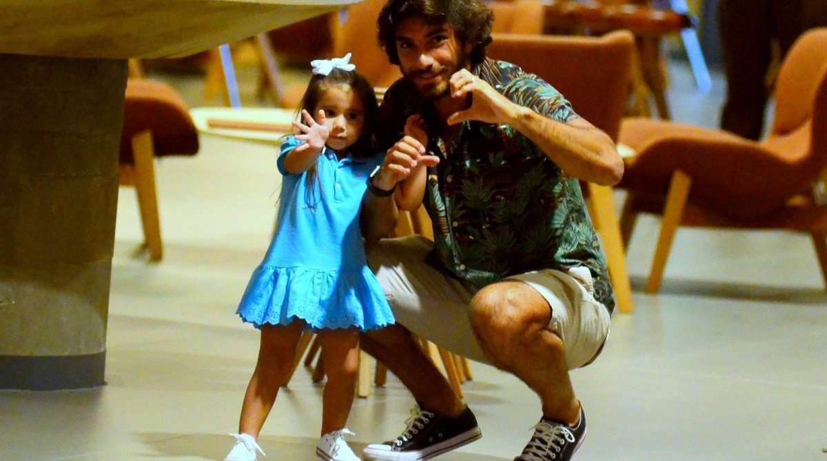 Hugo Moura passeia com a filha, Maria Flor, no shopping - Ag. News