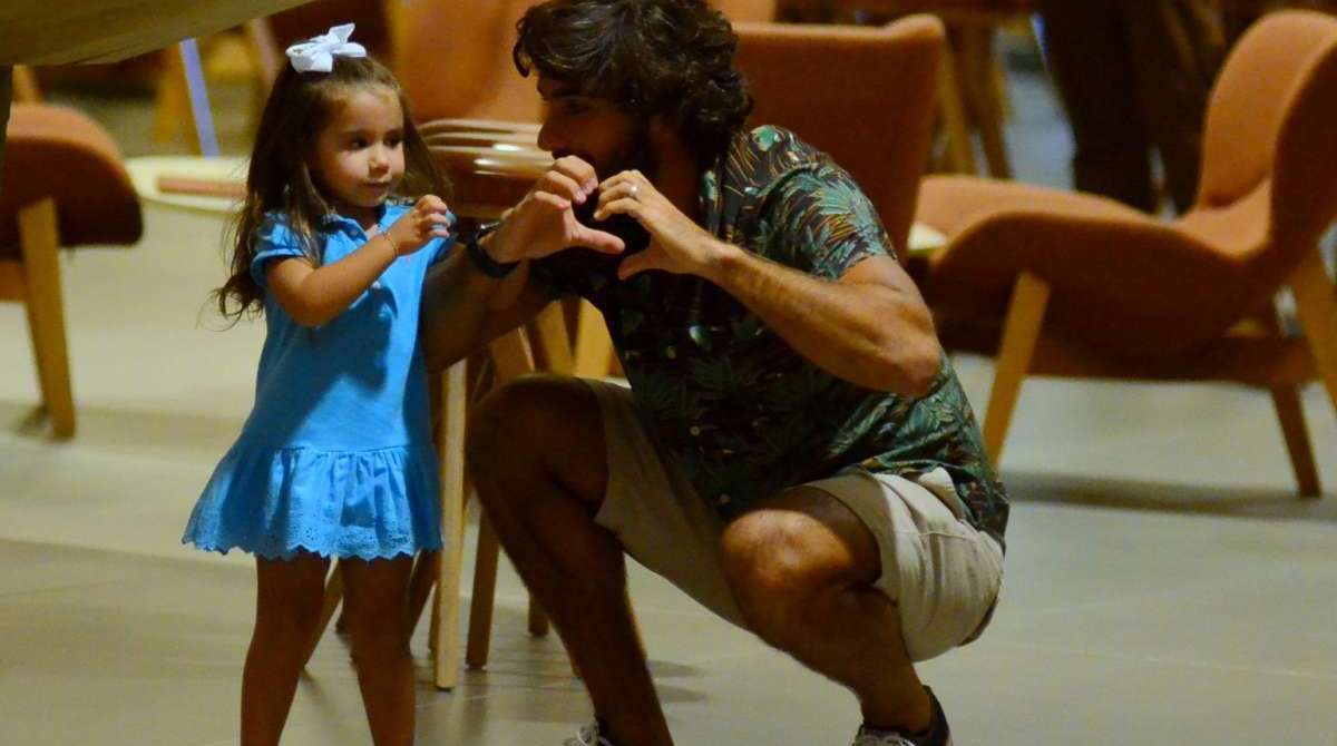 Hugo Moura passeia com a filha, Maria Flor, no shopping