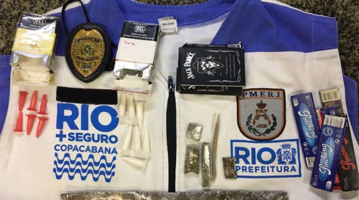 Dupla foi flagrada com $1000 pesos chilenos em Copacabana, além de maços de cigarro - Divulgação