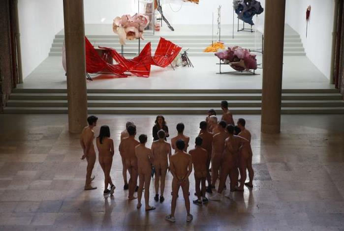 Naturistas participam de visita � exposi��o 'Disc�rdia, filha da Noite' no museu Palais de Tokyo, em Paris