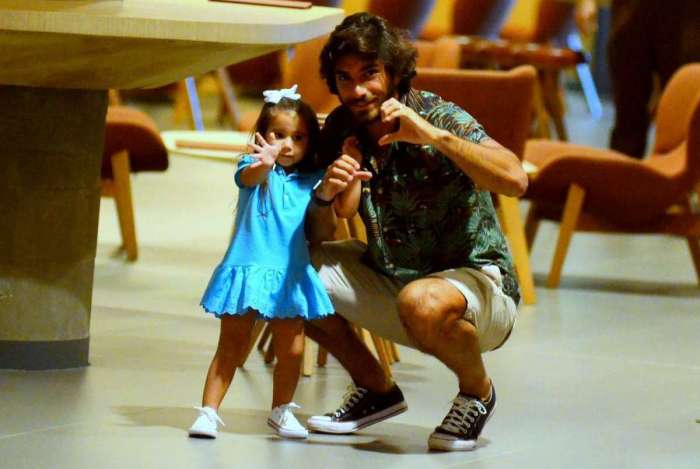 Hugo Moura passeia com a filha, Maria Flor, no shopping