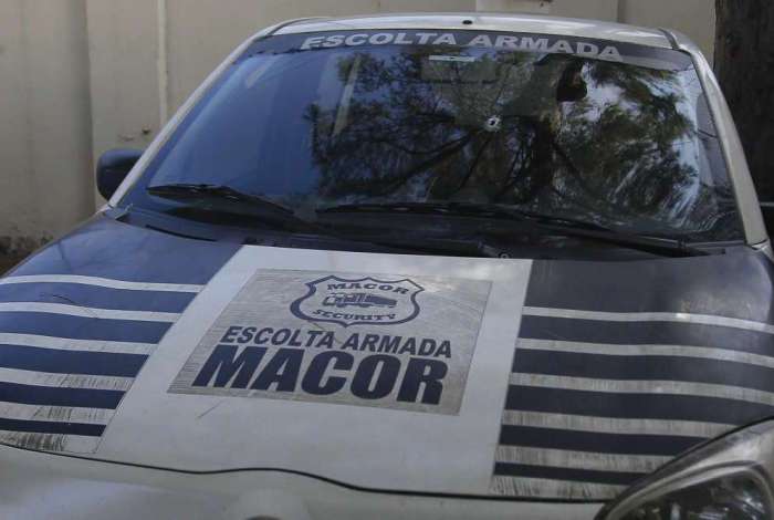 Uma marca de tiro no vidro dianteiro do carro da escolta. Seguran�as n�o reagiram ao assalto