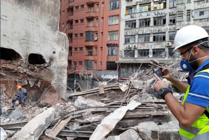 Os bombeiros ainda buscam oficialmente seis pessoas que estão desaparecidas entre os destroços 