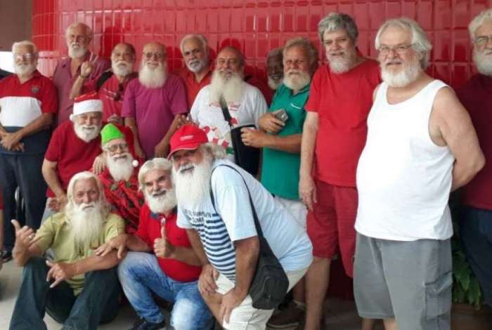 Papais no�is se reuniram ontem para organizar a festa de Natal antecipado, que ser� realizada em junho